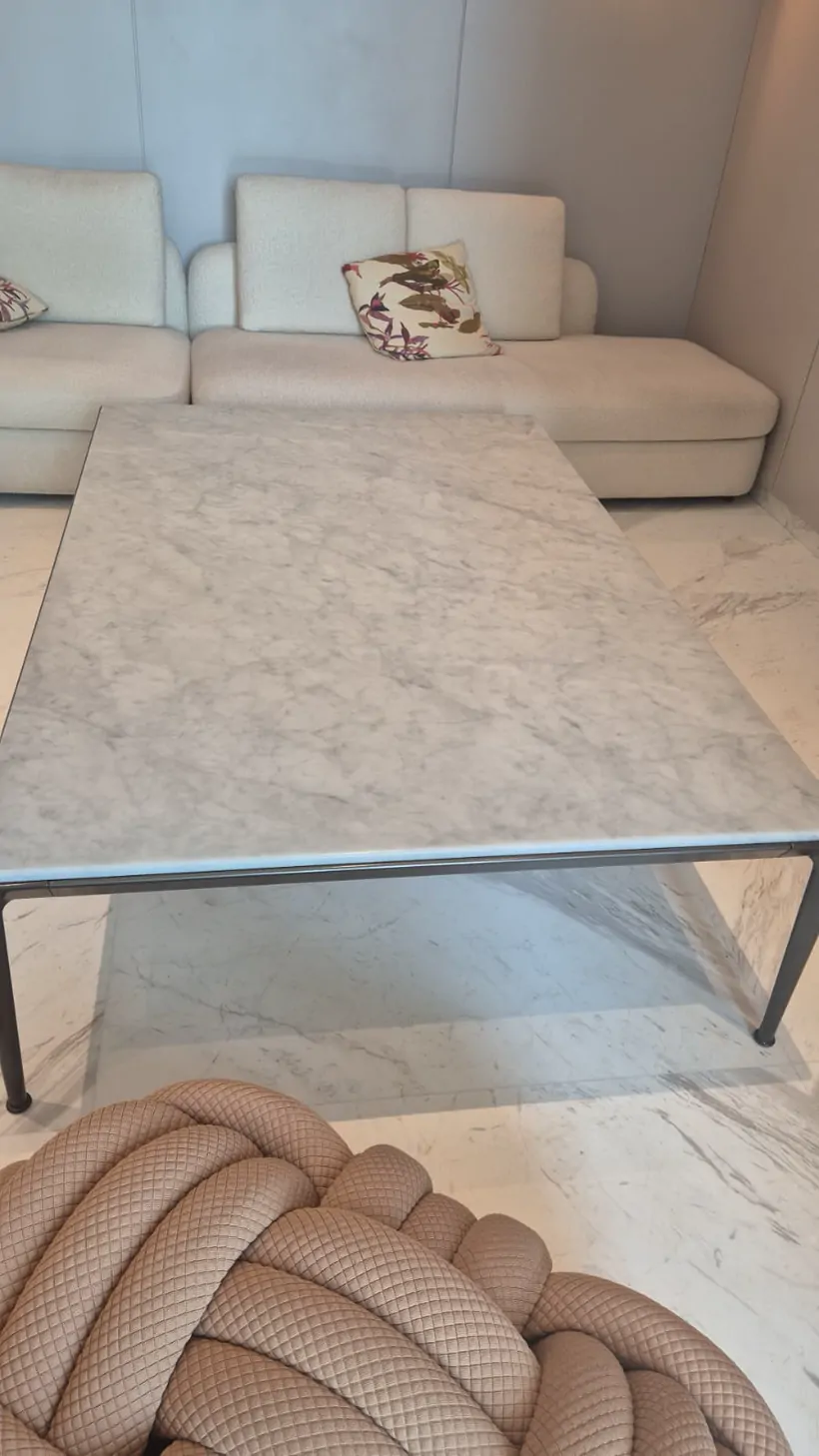 Table rectangulaire en marbre de Carrare protégée par un film PPF finition mate, dans un salon