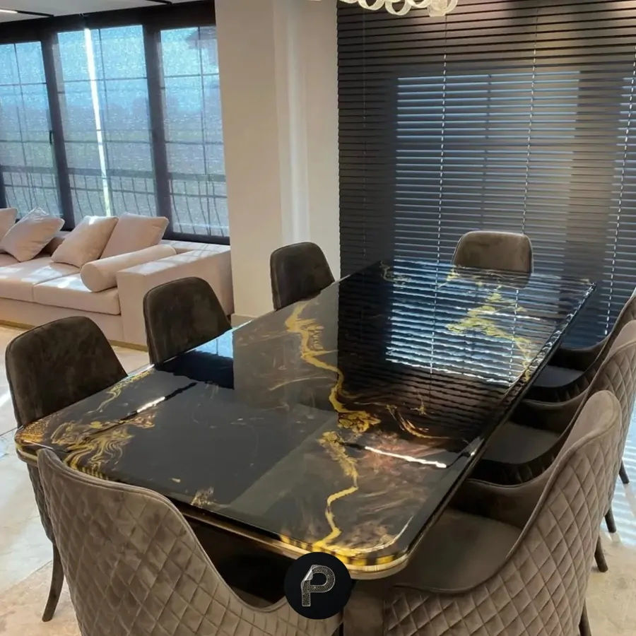 Table de salle à manger en marbre noir et or après la pose du film PPF