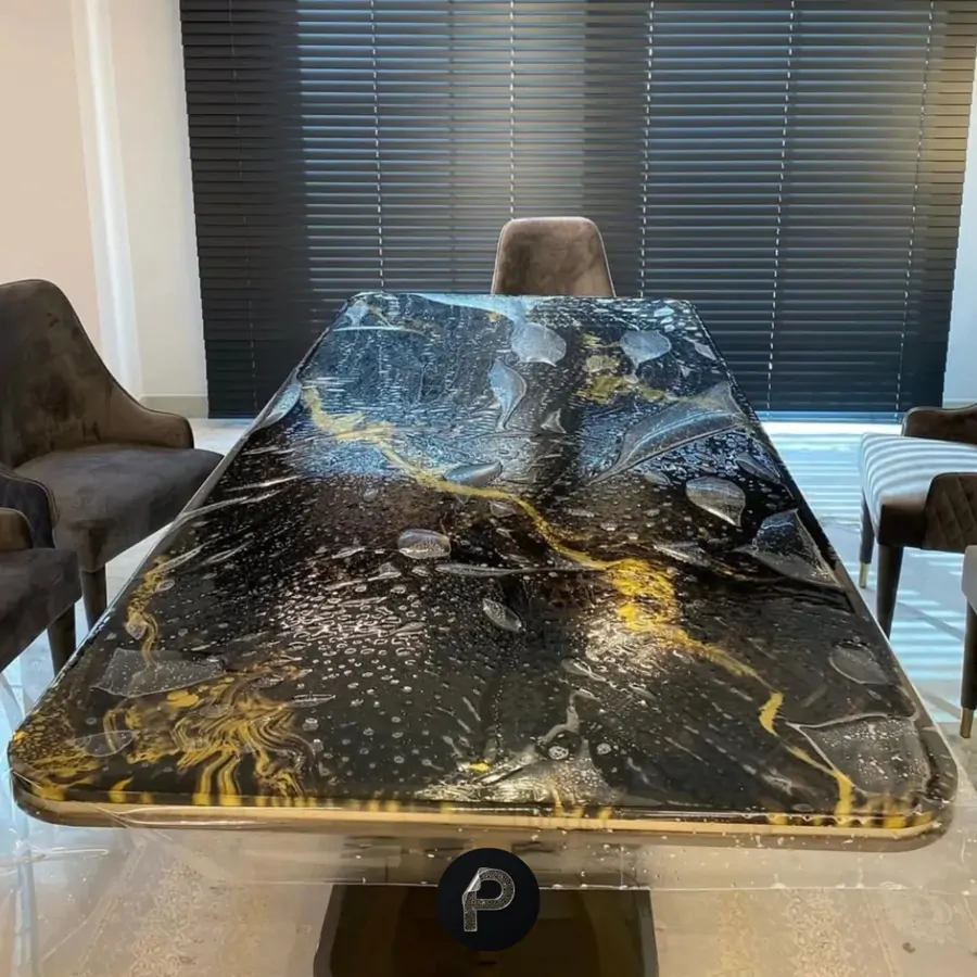 Table de salle à manger en marbre noir et or pendant la pose du film PPF